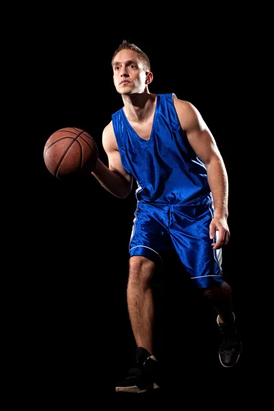 남자 농구 선수입니다. 블랙에 촬영 스튜디오. — 스톡 사진