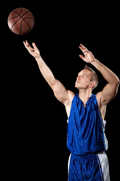 पुरुष बास्केटबॉल खेळाडू. काळा वर स्टुडिओ शॉट . — स्टॉक फोटो, इमेज