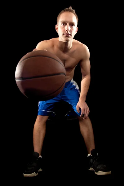 男子バスケット ボール プレーヤー。黒の上撮影スタジオ. — ストック写真