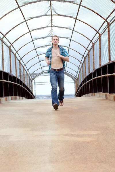 歩道橋を渡って動く若い男. — ストック写真