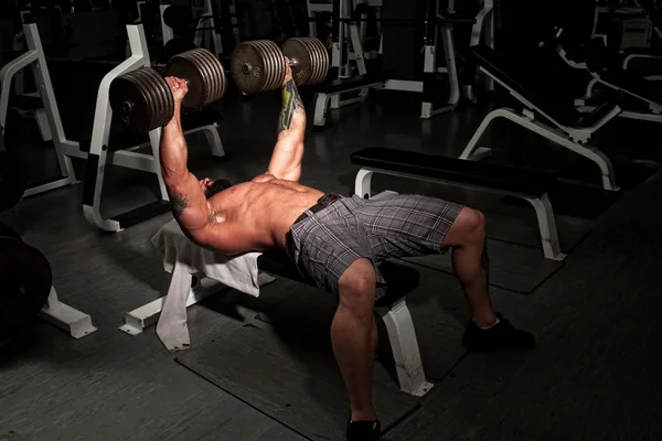Männlicher Bodybuilder trainiert in einem Fitnessstudio. — Stockfoto