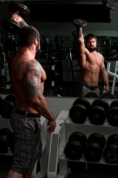 Manliga kroppsbyggare arbetande ute i gym. — Stockfoto