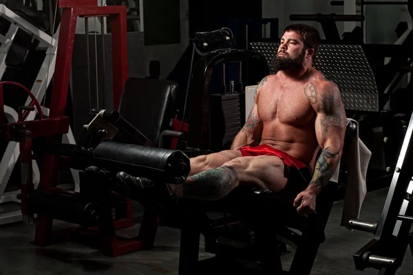 Mannelijke bodybuilder uit te werken in een sportschool. — Stockfoto