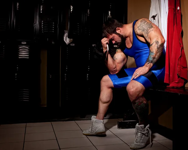 Gespierde worstelaar in een kleedkamer vóór of na een wedstrijd. — Stockfoto