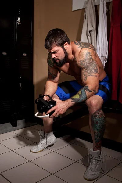 Lotta muscolare in uno spogliatoio prima o dopo una partita . — Foto Stock