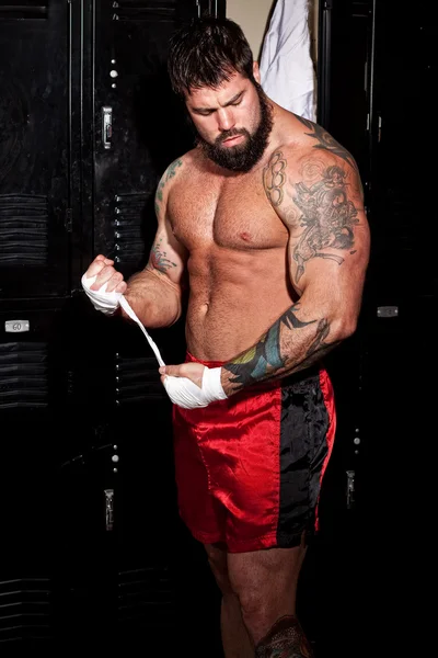 Luchador muscular en un vestuario antes o después de un partido . —  Fotos de Stock