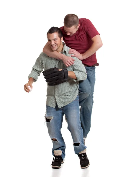 Двое мужчин с бейсболом — стоковое фото