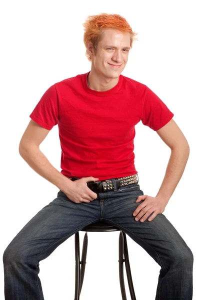 Młody człowiek w czerwoną koszulę i dżinsy. łapka na biały. — Zdjęcie stockowe