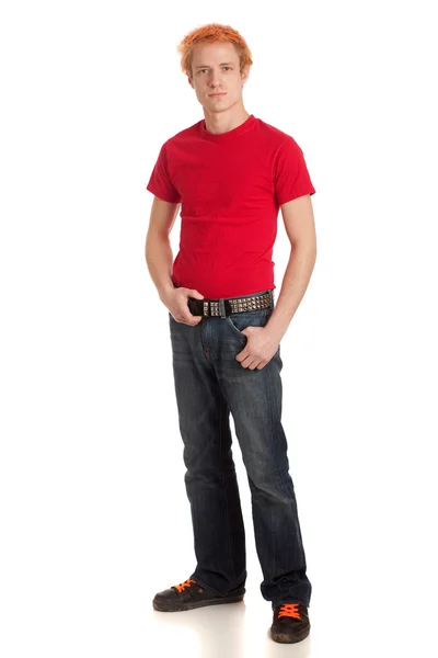 Ung man i en röd tröja och jeans. Studio skott över vita. — Stockfoto