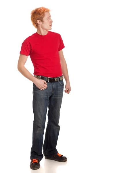 赤シャツとジーンズの若い男。白にわたって撮影スタジオ. — ストック写真