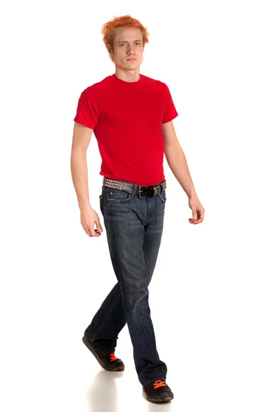 Giovanotto con camicia rossa e jeans. Studio girato sopra bianco . — Foto Stock