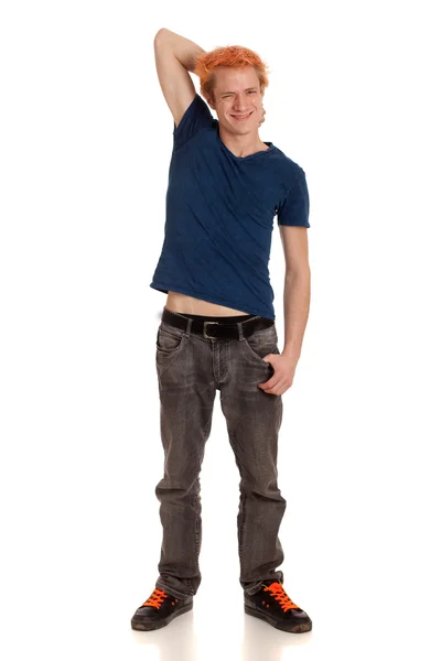 Genç adam mavi tişört ve kot pantolon. Beyaz ateş studio. — Stok fotoğraf