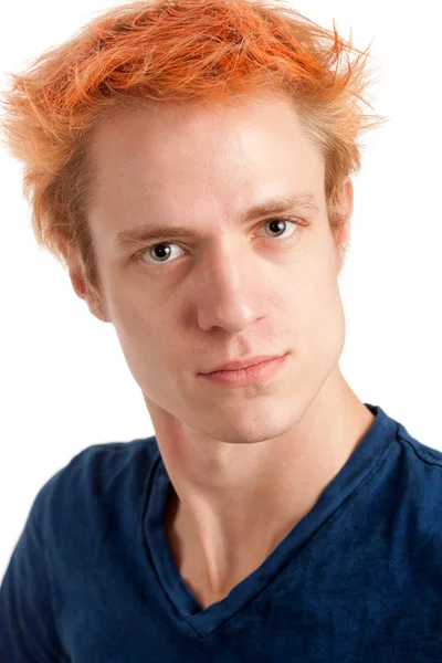 Fiatal férfi, narancssárga hajjal. stúdió felvétel felett fehér. — Stock Fotó