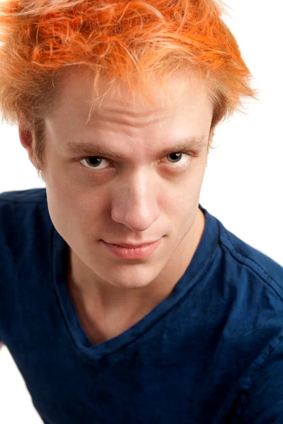 Ung man med orange hår. Studio skott över vita. — Stockfoto