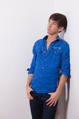 genç yetişkin erkek model mavi tişört ve kot pantolon.