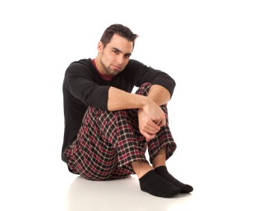 Pijama çekici bir adam. Beyaz ateş studio.