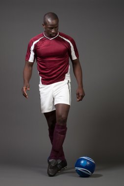 erkek futbol oyuncusu. Stüdyo gri vurdu.