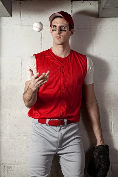 콘크리트 블록 벽 앞에서 야구 선수. — 스톡 사진