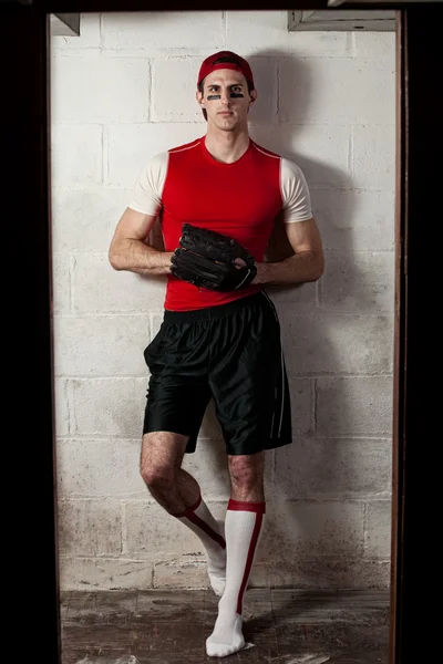 콘크리트 블록 벽 앞에서 야구 선수. — 스톡 사진