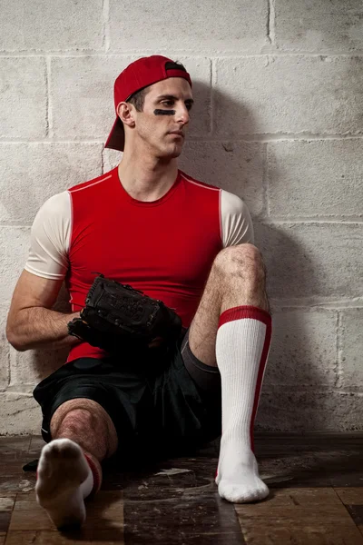 Baseballspelare framför betongblock vägg. — Stockfoto