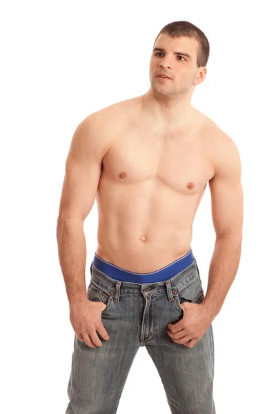Чоловік без сорочки в джинсах — стокове фото