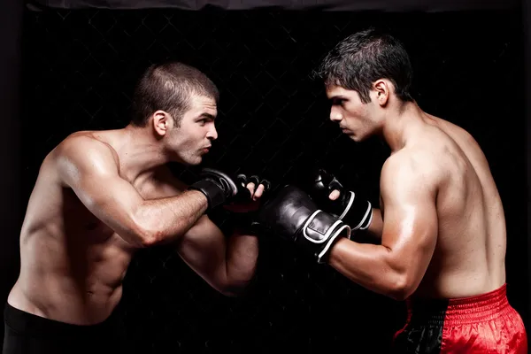 Mixed martial kunstenaars voor een strijd — Stockfoto