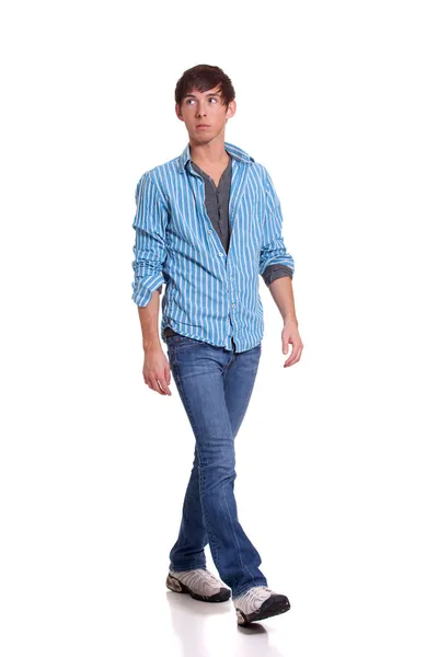 Młody człowiek w niebieskie dżinsy i koszulę. łapka na biały. — Zdjęcie stockowe