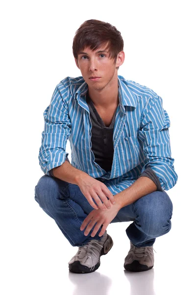 Un joven con jeans azules y camisa. Estudio filmado sobre blanco . — Foto de Stock