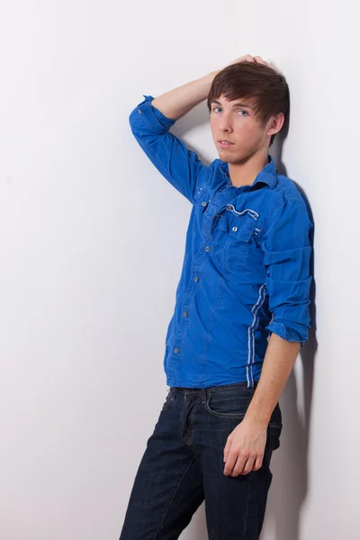 Jovem modelo masculino adulto em camisa azul e jeans . — Fotografia de Stock