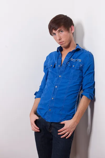 Junges erwachsenes männliches Modell in blauem Hemd und Jeans. — Stockfoto