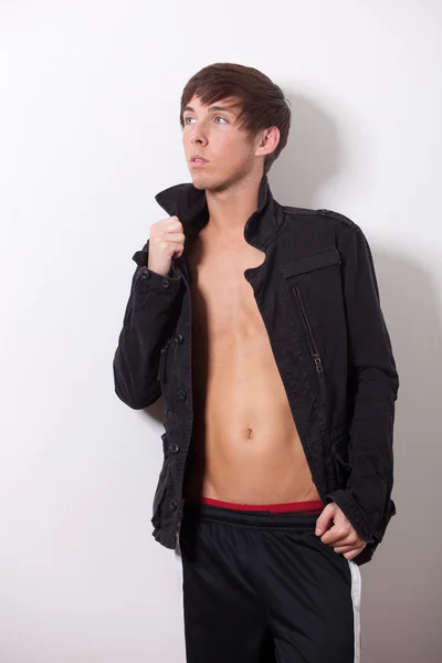 Mladý muž, modelování zimní kabát. Studio záběr. — Stock fotografie