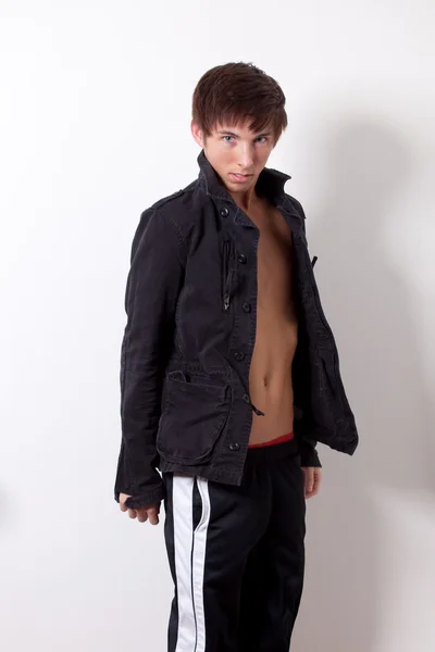 Młody człowiek modelowania płaszcz zimowy. łapka. — Zdjęcie stockowe