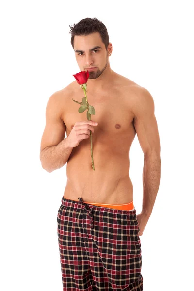 단일 빨간 장미와 함께 잠 옷에 있는 매력적인 남자. — 스톡 사진