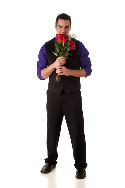 Gut gekleideter junger Mann mit einem Dutzend roter Rosen. — Stockfoto