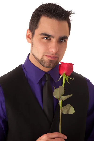 Dobrze ubrany młodzieniec z jedną czerwoną różą. — Zdjęcie stockowe