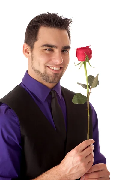 Goed geklede jonge man met een enkele rode roos. — Stockfoto