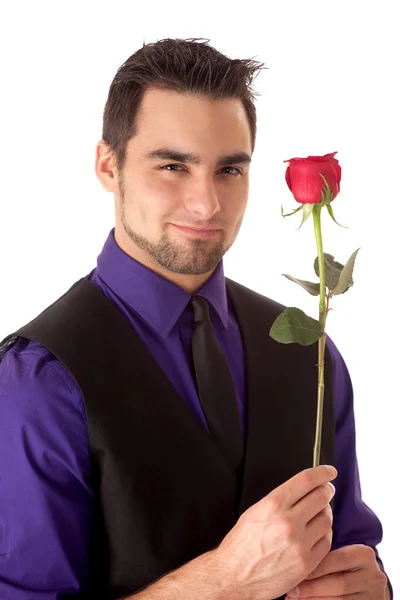 Un tânăr bine îmbrăcat cu un singur trandafir roșu . — Fotografie, imagine de stoc