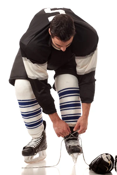 Vestirsi da giocatore di hockey su ghiaccio. Studio girato sopra bianco . — Foto Stock
