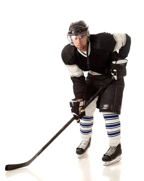 Joueur de hockey sur glace. Studio tourné sur blanc . — Photo