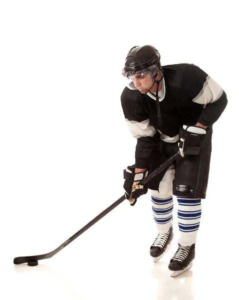 Eishockeyspieler. Studioaufnahme über Weiß. — Stockfoto