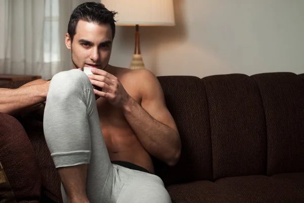 Uomo attraente rilassante a casa in biancheria intima lunga . — Foto Stock
