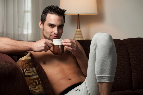 Hombre atractivo relajándose en casa en ropa interior larga . — Foto de Stock