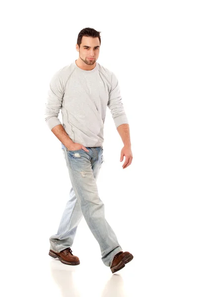 Junger Mann in Jeans und Pullover. Studioaufnahme über Weiß. — Stockfoto