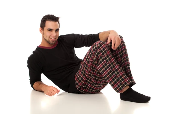 Un hombre atractivo en pijama. Estudio filmado sobre blanco . —  Fotos de Stock