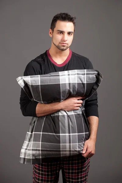 Un hombre atractivo en pijama. Estudio filmado sobre gris . — Foto de Stock