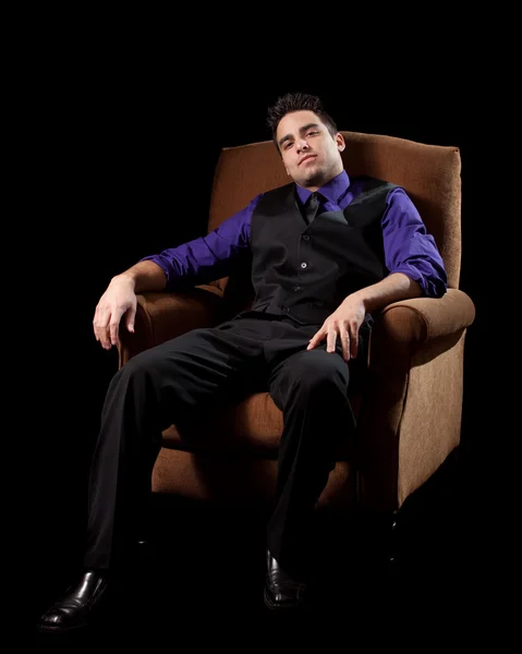 Hombre bien vestido en silla. Estudio filmado sobre negro . —  Fotos de Stock