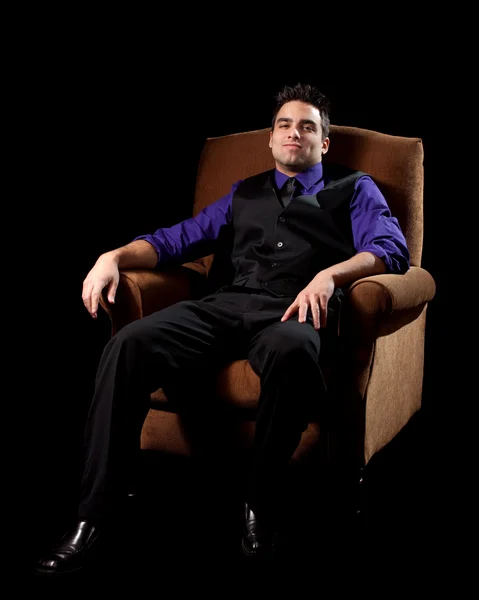 Gut gekleideter Mann im Stuhl. Studioaufnahme über Schwarz. — Stockfoto
