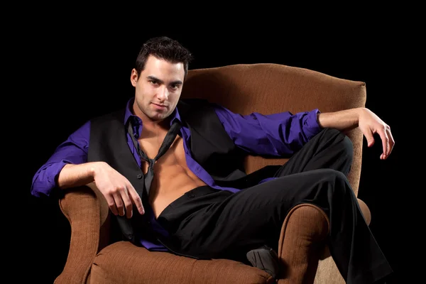 Uomo ben vestito sulla sedia, camicia aperta. Studio girato sopra nero . — Foto Stock