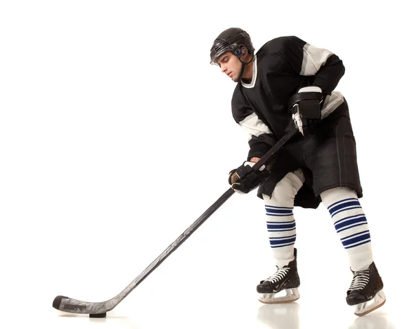 Giocatore di hockey su ghiaccio. Studio girato sopra bianco . — Foto Stock