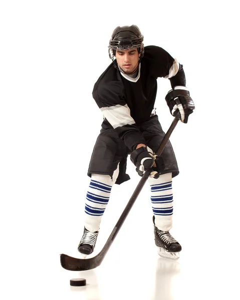 Giocatore di hockey su ghiaccio. Studio girato sopra bianco . — Foto Stock